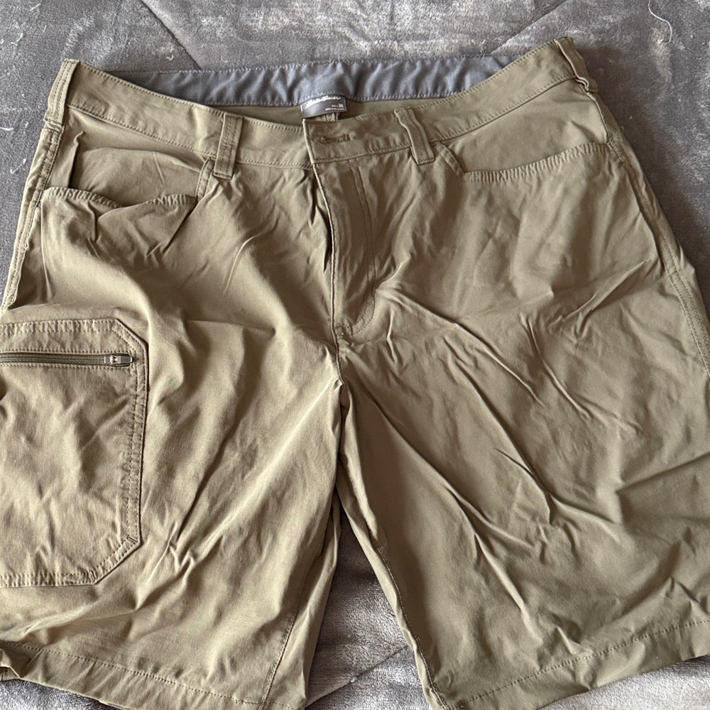 Eddie Bauer Men's Cargo Shorts in Khaki